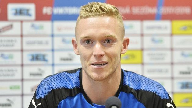 Plzeňská posila Roman Procházka, který přišel z Levski Sofia. Plzeňská posila Roman Procházka, který přišel z Levski Sofia.