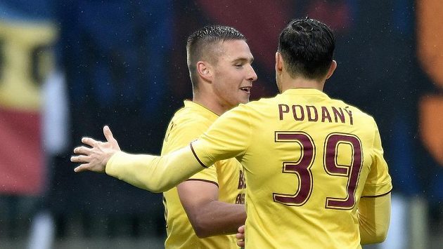 Pavel Kadeřábek a Jakub Podaný oslavují třetí gól Sparty v Českých Budějovicích. Pavel Kadeřábek a Jakub Podaný oslavují třetí gól Sparty v Českých Budějovicích.