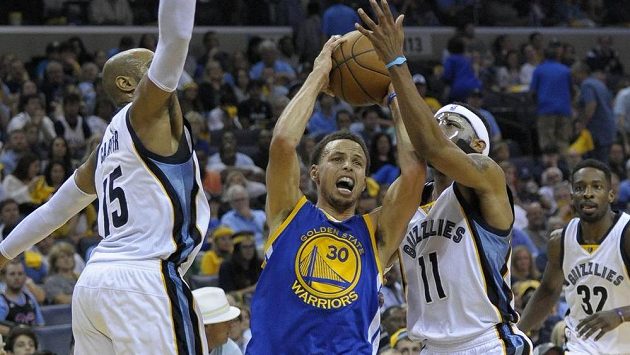 Stephen Curry z Golden State (uprostřed) mezi basketbalisty Memphisu Mikem Conleym (vpravo) a Vincem Carterem. Stephen Curry z Golden State (uprostřed) mezi basketbalisty Memphisu Mikem Conleym (vpravo) a Vincem Carterem.