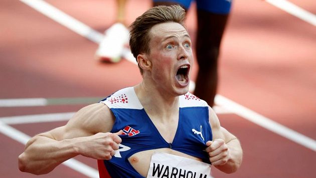 Karsten Warholm z Norska v cíli závodu na 400 m překážek. Karsten Warholm z Norska v cíli závodu na 400 m překážek.