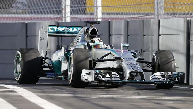 Lewis Hamilton s mercedesem při tréninku v Soči. Lewis Hamilton s mercedesem při tréninku v Soči.