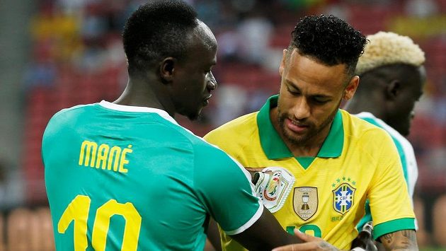 Brazilec Neymar (vpravo) a Sadio Mané ze Senegalu. Brazilec Neymar (vpravo) a Sadio Mané ze Senegalu.