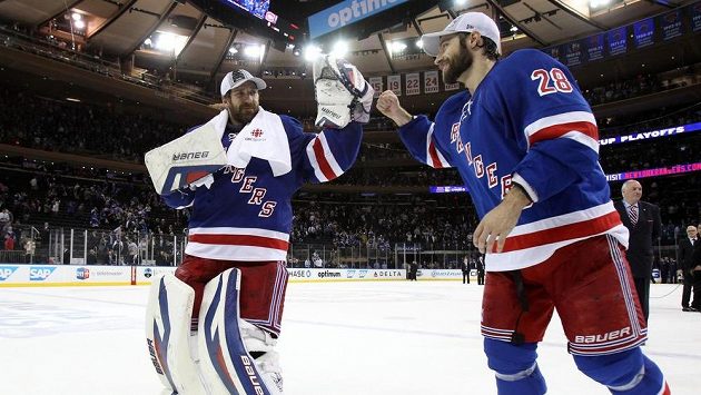 Klíčové postavy Rangers v šestém semifinále brankář Henrik Lundqvist (30) a střelec jediné branky Dominic Moore (28). Klíčové postavy Rangers v šestém semifinále brankář Henrik Lundqvist (30) a střelec jediné branky Dominic Moore (28).