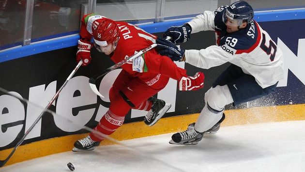 Bělorusa Geoffa Platta stíhá u mantinelu Slovák Andrej Šťastný. Bělorusa Geoffa Platta stíhá u mantinelu Slovák Andrej Šťastný.