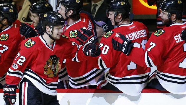 Artěmij Panarin oslavuje se spoluhráči z Chicaga gól v utkání proti Columbusu. Artěmij Panarin oslavuje se spoluhráči z Chicaga gól v utkání proti Columbusu.