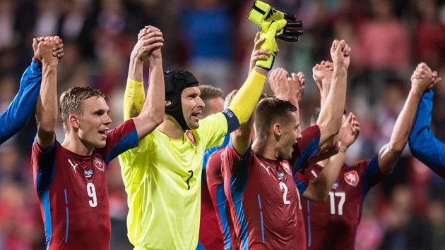Čeští reprezentanti zleva Bořek Dočkal, Petr Čech a Pavel Kadeřábek po utkání s Kazachstánem. Čeští reprezentanti zleva Bořek Dočkal, Petr Čech a Pavel Kadeřábek po utkání s Kazachstánem.