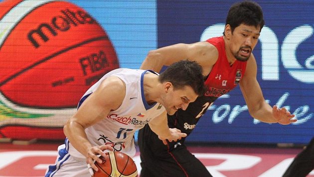 Český basketbalista Lukáš Palyza (vpředu) a Takatoši Furukawa z Japonska v zápase olympijské kvalifikace. Český basketbalista Lukáš Palyza (vpředu) a Takatoši Furukawa z Japonska v zápase olympijské kvalifikace.