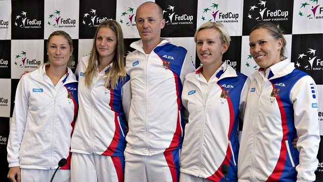 Český fedcupový tým ve složení (zleva) Denisa Allertová, Karolína Plíšková, trenér Petr Pála, Tereza Smitková a Lucie Hradecká už je v Québeku. Český fedcupový tým ve složení (zleva) Denisa Allertová, Karolína Plíšková, trenér Petr Pála, Tereza Smitková a Lucie Hradecká už je v Québeku.