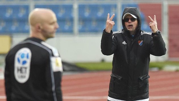 Trenér Bohumil Páník ukazuje kolik gólů sudí Baníku neuznali. Trenér Bohumil Páník ukazuje kolik gólů sudí Baníku neuznali.