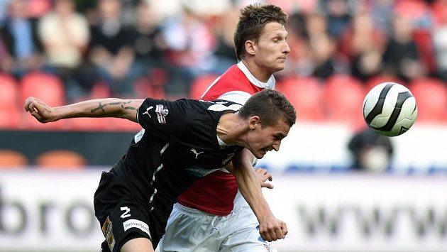 Obránce Viktorie Plzeň Lukáš Hejda (vpředu) a Milan Škoda ze Slavie. Obránce Viktorie Plzeň Lukáš Hejda (vpředu) a Milan Škoda ze Slavie.