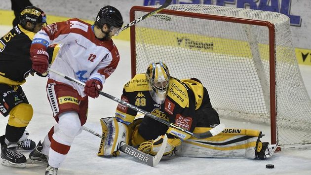 Zleva útočník Litvínova František Lukeš a olomoucký útočník Jan Knotek bojují před litvínovským brankářem Michaelem Petráskem. Zleva útočník Litvínova František Lukeš a olomoucký útočník Jan Knotek bojují před litvínovským brankářem Michaelem Petráskem.