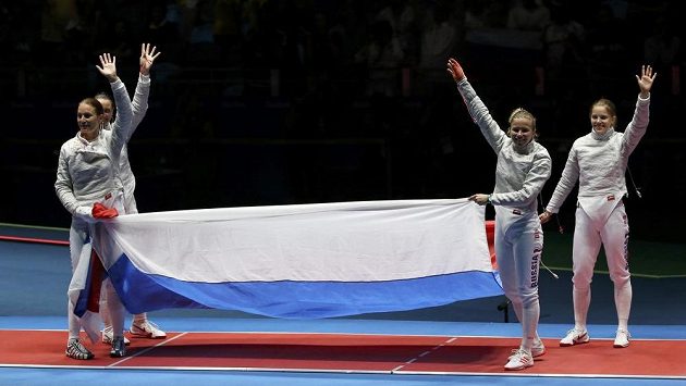 Ruské šavlistky vybojovaly v týmové soutěži podle očekávání zlato. Ruské šavlistky vybojovaly v týmové soutěži podle očekávání zlato.