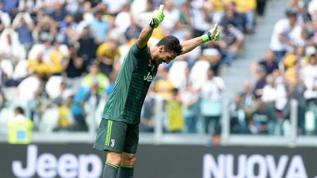 Gianluigi Buffon se klaní fanouškům Juventusu. Gianluigi Buffon se klaní fanouškům Juventusu.