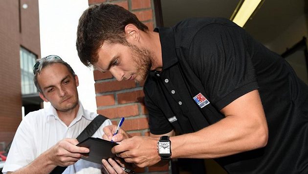 Hokejový obránce Vladimír Eminger během srazu hokejové reprezentace v Praze. Hokejový obránce Vladimír Eminger během srazu hokejové reprezentace v Praze.