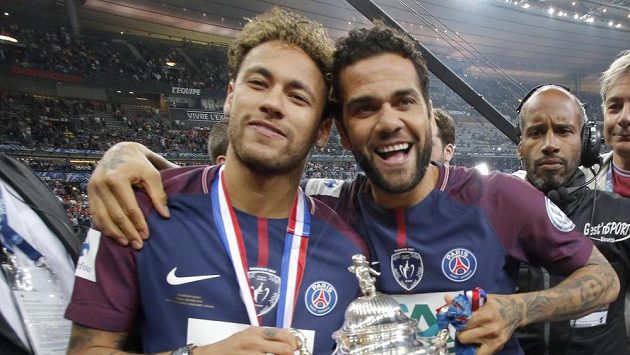 Neymar (vlevo) a Dani Alves z PSG po triumfu ve Francouzském poháru. Neymar (vlevo) a Dani Alves z PSG po triumfu ve Francouzském poháru.