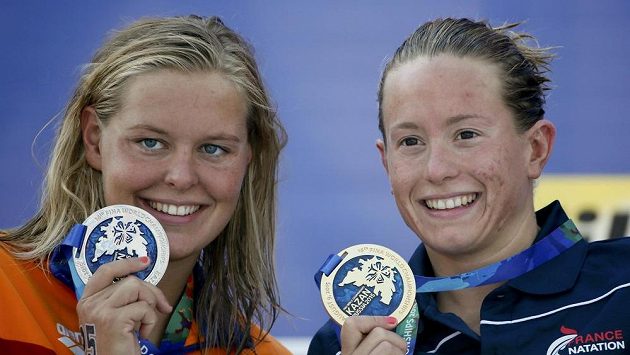 Francouzka Aurelie Mullerová (vpravo) vyhrála závod na 10 km při plaveckém MS v Kazani. Na snímku s druhou Nizozemkou Sharon van Rouwendaalovou. Francouzka Aurelie Mullerová (vpravo) vyhrála závod na 10 km při plaveckém MS v Kazani. Na snímku s druhou Nizozemkou Sharon van Rouwendaalovou.