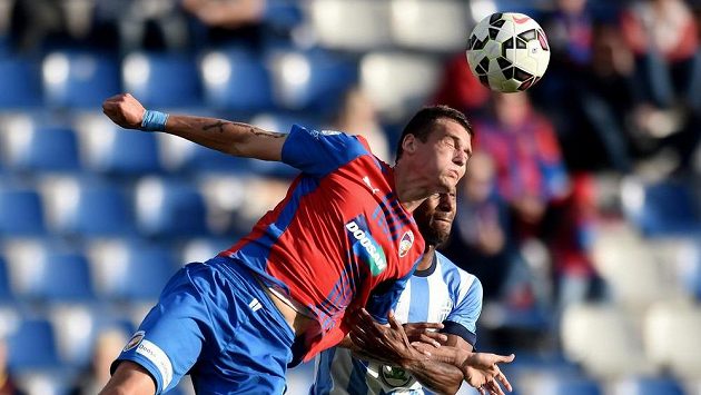 Plzeňský obránce Lukáš Hejda (vlevo) a Mickael Tavares z Mladé Boleslavi během utkání 11. kola Synot ligy. Plzeňský obránce Lukáš Hejda (vlevo) a Mickael Tavares z Mladé Boleslavi během utkání 11. kola Synot ligy.