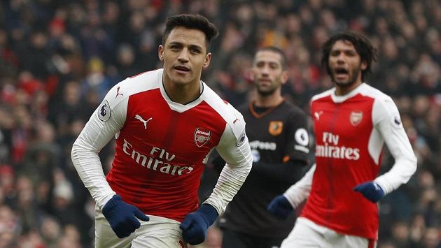 Fotbalista Arsenalu Alexis Sanchez oslavuje gól proti Hullu. Fotbalista Arsenalu Alexis Sanchez oslavuje gól proti Hullu.