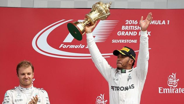 Lewis Hamilton s trofejí pro vítěze GP Británie. Lewis Hamilton s trofejí pro vítěze GP Británie.