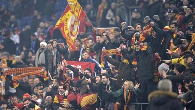 Fanoušci fotbalového klubu Galatasaray Istanbul se snažili na stadión Schalke dostat jakýmkoliv způsobem. Fanoušci fotbalového klubu Galatasaray Istanbul se snažili na stadión Schalke dostat jakýmkoliv způsobem.