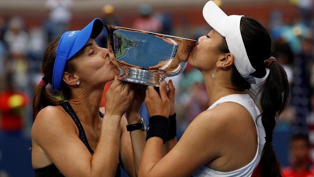 Švýcarka Martina Hingisová se svojí parťačkou Chan Yung-jan z Tchaj-wanu líbají trofej určenou pro vítězky ženské čtyřhry na US Open. Švýcarka Martina Hingisová se svojí parťačkou Chan Yung-jan z Tchaj-wanu líbají trofej určenou pro vítězky ženské čtyřhry na US Open.