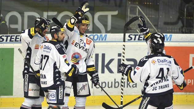 Hokejisté Vítkovic slaví gól proti Litvínovu v utkání 51. kolo Tipsport extraligy. Hokejisté Vítkovic slaví gól proti Litvínovu v utkání 51. kolo Tipsport extraligy.