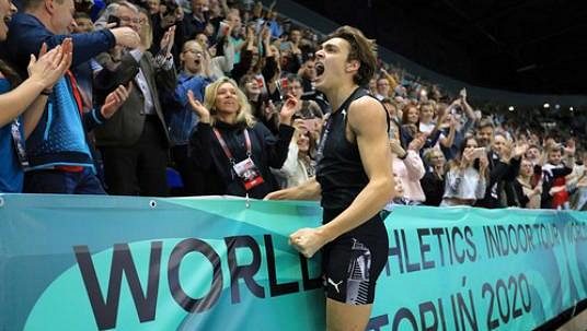 Švéd Armand Duplantis slaví světový rekord v polské Toruni. Švéd Armand Duplantis slaví světový rekord v polské Toruni.
