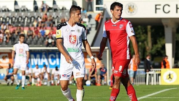 Pardubický Pavel Černý (vpravo) během derby v Hradci Králové. Pardubický Pavel Černý (vpravo) během derby v Hradci Králové.