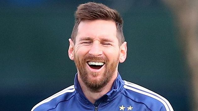 Argentinská fotbalová hvězda Lionel Messi má důvod k úsměvu. Podle magazínu Forbes je poprvé nejlépe placeným sportovcem světa. Argentinská fotbalová hvězda Lionel Messi má důvod k úsměvu. Podle magazínu Forbes je poprvé nejlépe placeným sportovcem světa.