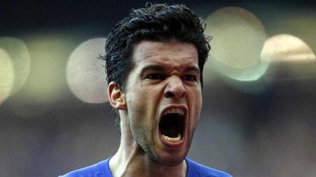 Německý záložník Michael Ballack se raduje z postupu své Chelsea do finále FA Cupu. Německý záložník Michael Ballack se raduje z postupu své Chelsea do finále FA Cupu.