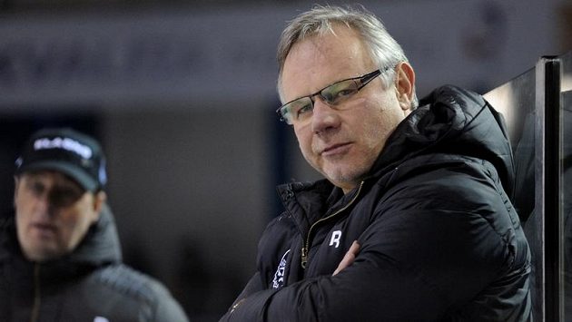 Kladenský trenér Zdeněk Vojta (vpravo) při utkání s Kometou Brno. Kladenský trenér Zdeněk Vojta (vpravo) při utkání s Kometou Brno.