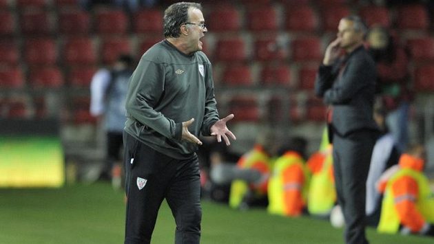 Rozladěný trenér Bilbaa Marcelo Bielsa (vlevo). Jeho svěřenci inkasovali na Letné tři góly. Rozladěný trenér Bilbaa Marcelo Bielsa (vlevo). Jeho svěřenci inkasovali na Letné tři góly.