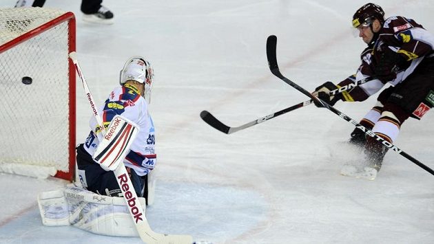 Útočník Petr Tenkrát (vpravo) střílí v duelu s Pardubicemi třetí gól Sparty. Útočník Petr Tenkrát (vpravo) střílí v duelu s Pardubicemi třetí gól Sparty.
