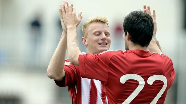 Matej Sivrič (zády) a Karel Kiidron ze Žižkova se radují z gólu proti Českým Budějovicím. Matej Sivrič (zády) a Karel Kiidron ze Žižkova se radují z gólu proti Českým Budějovicím.