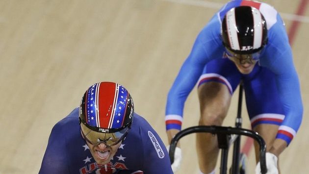 Dráhový cyklista Pavel Kelemen (vpravo) finišuje v osmifinále olympijského sprintu za Američanem Jimmym Watkinsem. Dráhový cyklista Pavel Kelemen (vpravo) finišuje v osmifinále olympijského sprintu za Američanem Jimmym Watkinsem.