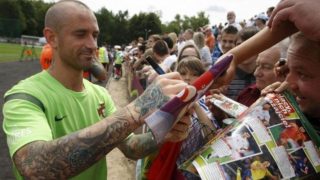 Potetovaný Raul Meireles s fanoušky Potetovaný Raul Meireles s fanoušky