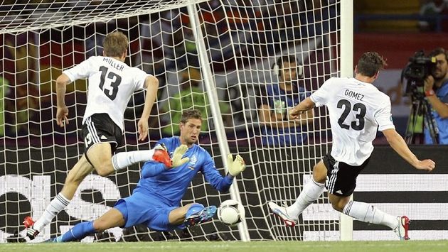 Německý kanonýr Mario Gomez střílí úvodní gól zápasu s Nizozemskem Německý kanonýr Mario Gomez střílí úvodní gól zápasu s Nizozemskem