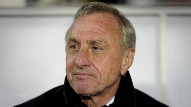 Bývalý slavný fotbalista Johan Cruyff skončil na lavičce katalánské reprezentace. Bývalý slavný fotbalista Johan Cruyff skončil na lavičce katalánské reprezentace.