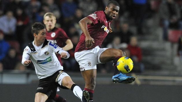 Sparťanský útočník Leonard Kweuke bojuje o míč s plzeňský Milanem Petrželou. Sparťanský útočník Leonard Kweuke bojuje o míč s plzeňský Milanem Petrželou.