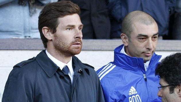 Nyní už bývalý trenér fotbalistů Chelsea Andre Villas-Boas s asistentem Di Matteem. Nyní už bývalý trenér fotbalistů Chelsea Andre Villas-Boas s asistentem Di Matteem.