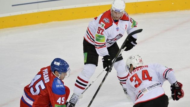 Alexander Picard z HC Lev Prahase brání nájezdu hráčů Doněcku Karela Pilaře a Jevgenije Běluchina. Alexander Picard z HC Lev Prahase brání nájezdu hráčů Doněcku Karela Pilaře a Jevgenije Běluchina.