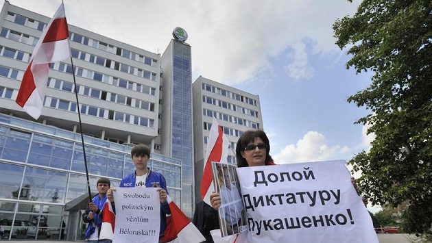 V Mladé Boleslavi se uskutečnila protestní akce proti sponzorování hokejového mistrovství světa v Bělorusku 2014 automobilkou Škoda Auto. V Mladé Boleslavi se uskutečnila protestní akce proti sponzorování hokejového mistrovství světa v Bělorusku 2014 automobilkou Škoda Auto.