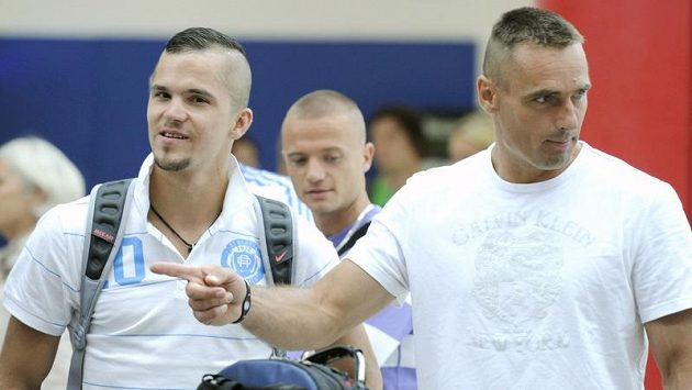 Půlkař Jakub Holuša (vlevo) a desetibojař Roman Šebrle při pondělním odletu atletické výpravy do Helsinek Půlkař Jakub Holuša (vlevo) a desetibojař Roman Šebrle při pondělním odletu atletické výpravy do Helsinek