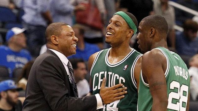 Trenér Bostonu Doc Rivers (vlevo) se svými svěřenci Paulem Piercem (uprostřed) a Mickaelem Pietrusem Trenér Bostonu Doc Rivers (vlevo) se svými svěřenci Paulem Piercem (uprostřed) a Mickaelem Pietrusem