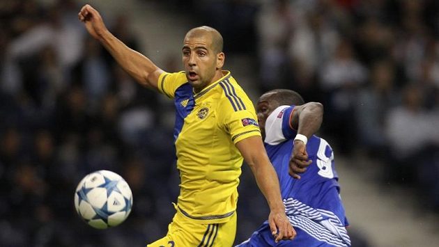 Tal Ben Haim (vlevo) z Maccabi Tel Aviv a Vincent Aboubakar z Porta. Tal Ben Haim (vlevo) z Maccabi Tel Aviv a Vincent Aboubakar z Porta.