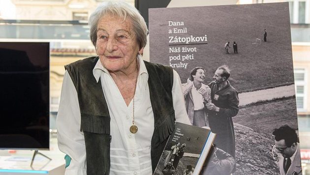 Dana Zátopková na křtu knihy "Náš život pod pěti kruhy". Dana Zátopková na křtu knihy "Náš život pod pěti kruhy".