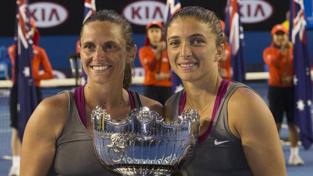 Italské tenistky Roberta Vinciová (vlevo) a Sara Erraniová s trofejí pro vítězky Australian Open. Italské tenistky Roberta Vinciová (vlevo) a Sara Erraniová s trofejí pro vítězky Australian Open.