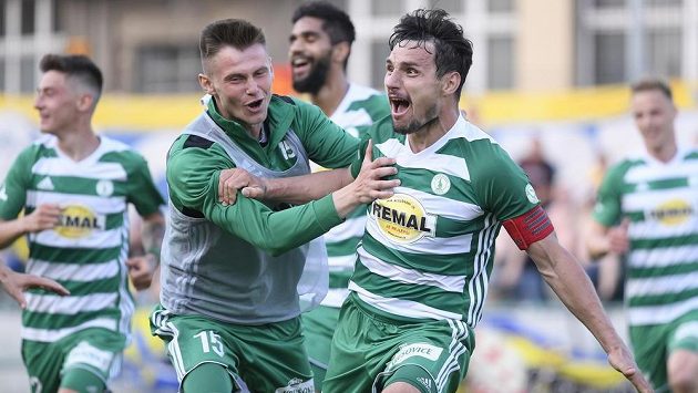 Josef Jindřišek (vpravo) se raduje ze svého vyrovnávacího gólu, kterým si Bohemians zajistili remízu a vyhnuli se baráži o první ligu. Josef Jindřišek (vpravo) se raduje ze svého vyrovnávacího gólu, kterým si Bohemians zajistili remízu a vyhnuli se baráži o první ligu.
