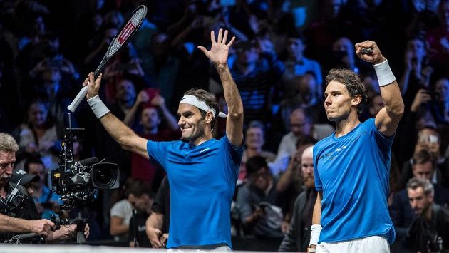 Rafael Nadal (vpravo) a Roger Federer po čtyřhře se Samem Querreym a Jackem Sockem. Rafael Nadal (vpravo) a Roger Federer po čtyřhře se Samem Querreym a Jackem Sockem.