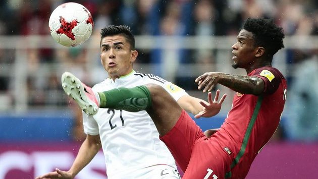 Portugalec Nelson Semedo (vpravo) zpracovává míč před Mexičanem Luisem Reyesem na konfederačním poháru FIFA. Portugalec Nelson Semedo (vpravo) zpracovává míč před Mexičanem Luisem Reyesem na konfederačním poháru FIFA.
